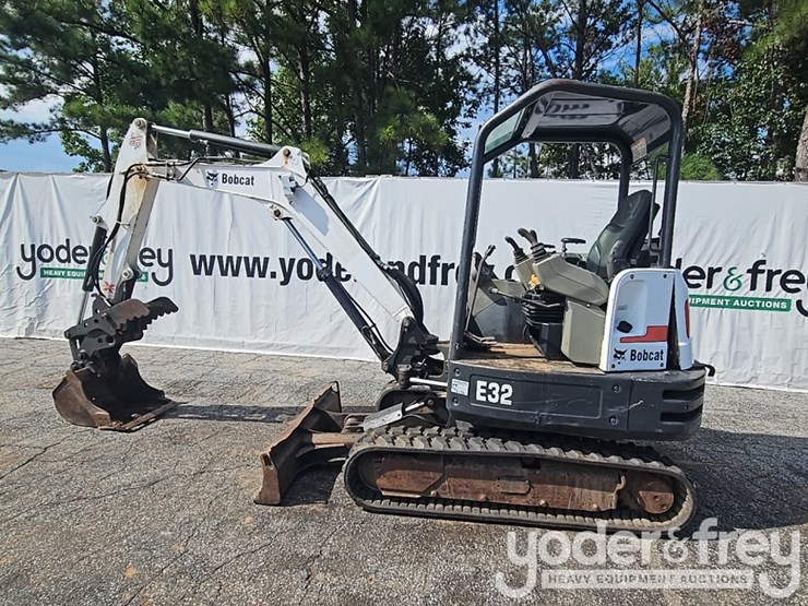 2016-bobcat-e32-image-2