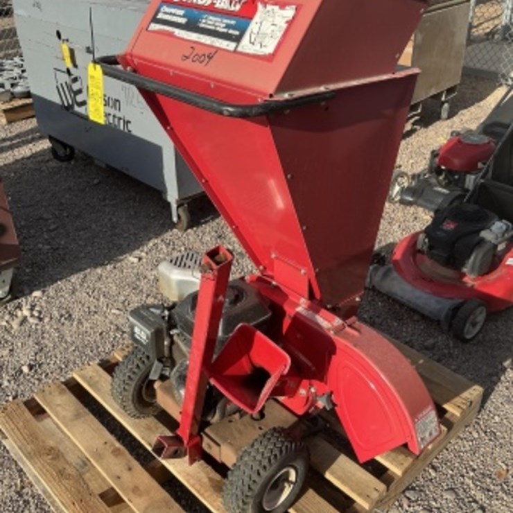 TROY-BILT GAS POWERED CHIPPER / SHREDDER