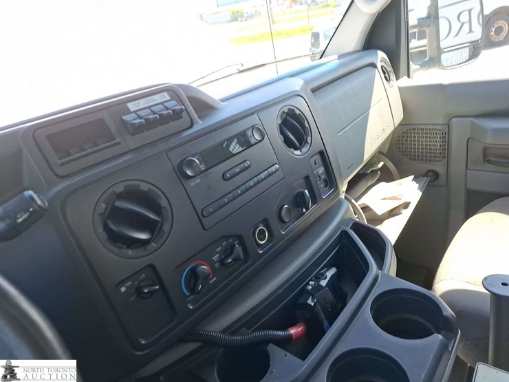 2010-ford-cargo-image-13