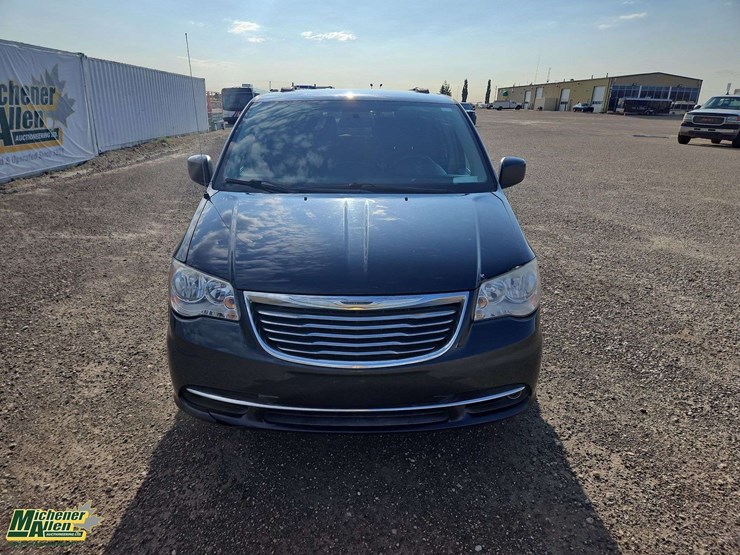 2014-chrysler-town-&-country-image-9