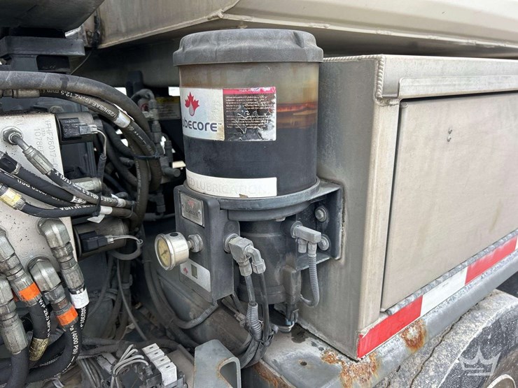 2019-freightliner-m2-106-image-15