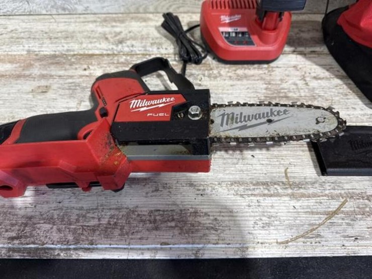 milwaukee-m12-hatchet-saw-2-batteries-and-charger-image-3