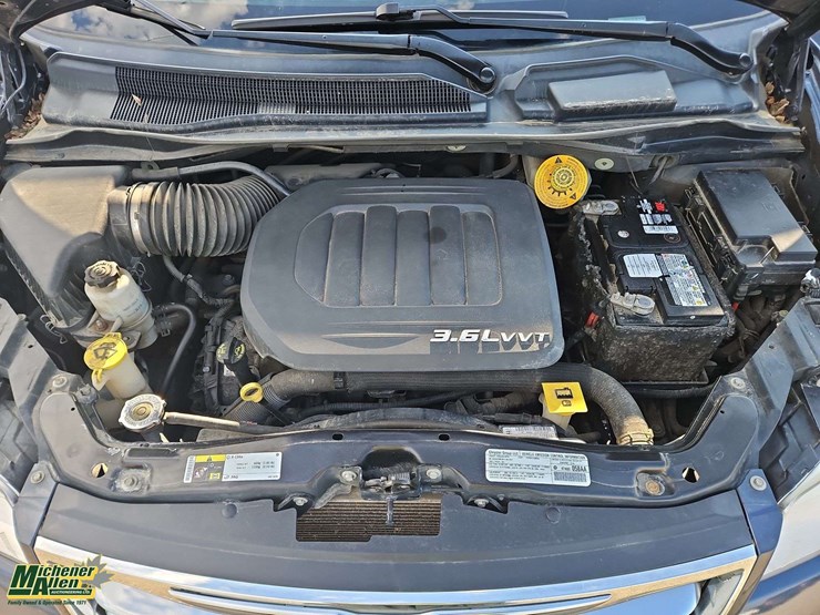 2014-chrysler-town-&-country-image-32