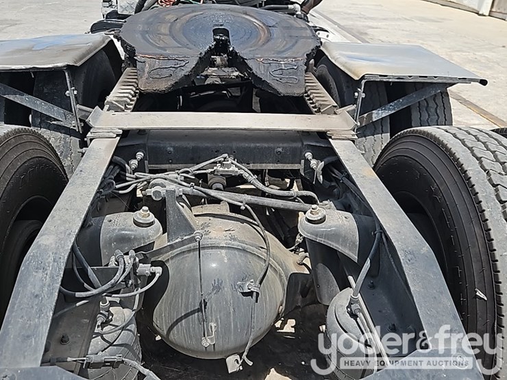 2018-peterbilt-567-image-17
