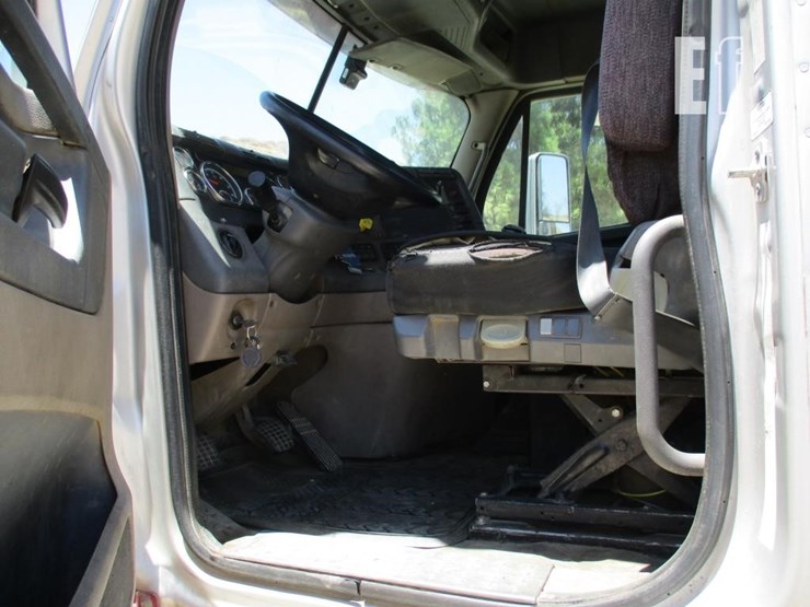 2014-freightliner-cascadia-125-image-7