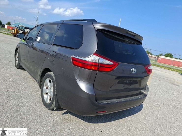 2016-toyota-sienna-image-7