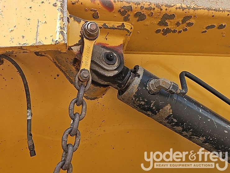 2021-caterpillar-730-image-23