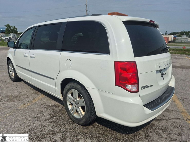 2017-dodge-grand-caravan-crew-image-7
