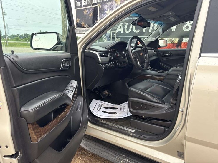 2016-chevrolet-suburban-image-15