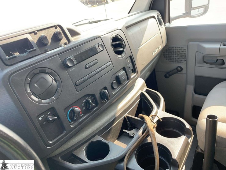 2014-ford-cargo-image-13