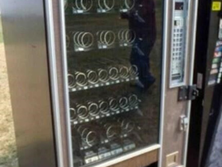 vending-machine-woerked-when-unplugged-image-1