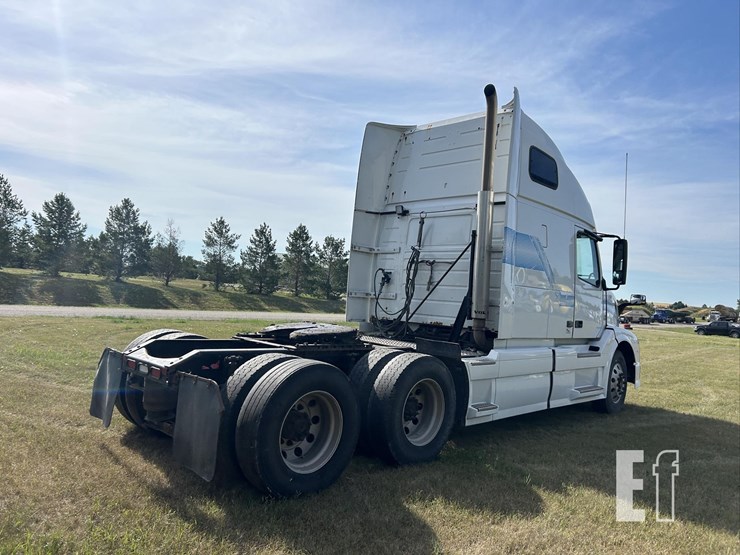 2012-volvo-vnl64t670-image-5