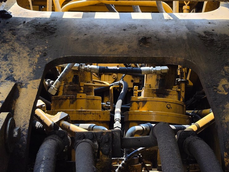 2023-caterpillar-374-image-30