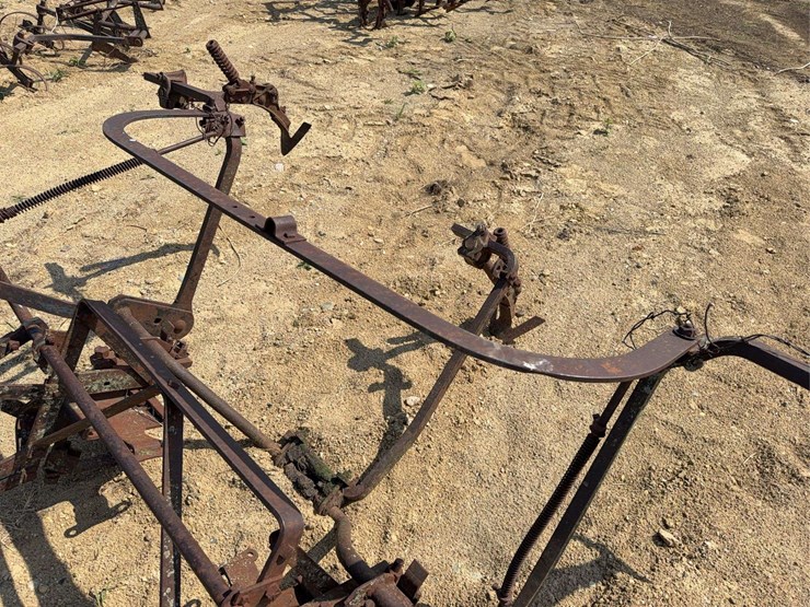 international-harvester-221-mounted-cultivator-image-15