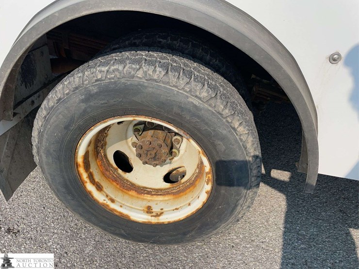 2014-ford-cargo-image-26