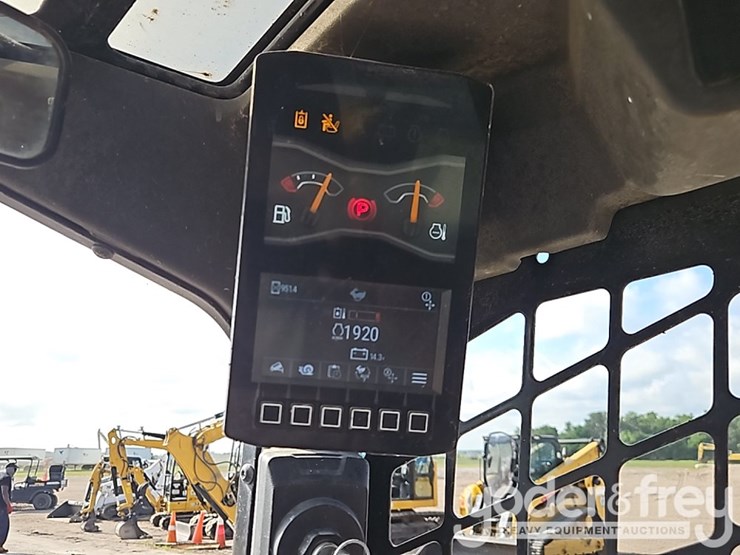 2025-caterpillar-255-image-30
