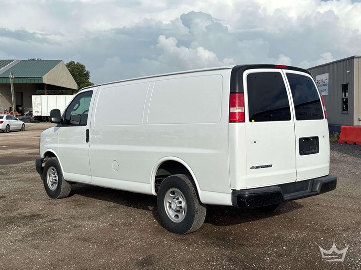 2017-chevrolet-express-2500-image-4