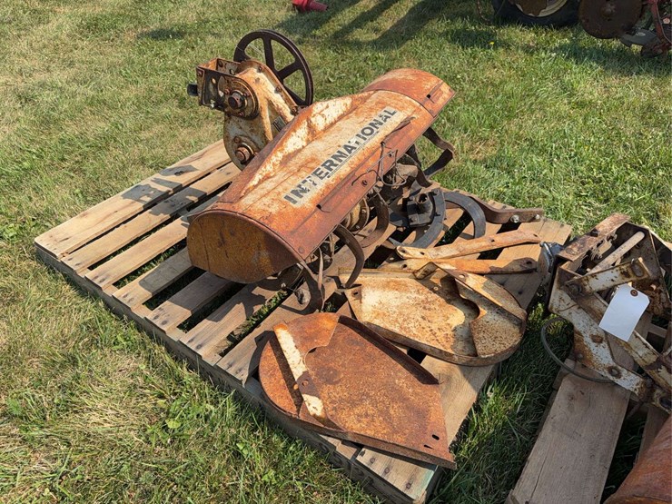 cub-cadet-rear-mounted-tiller-image-3