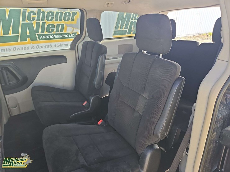 2014-chrysler-town-&-country-image-16