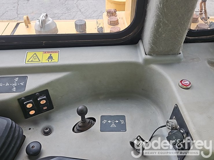 2014-caterpillar-d6t-image-34