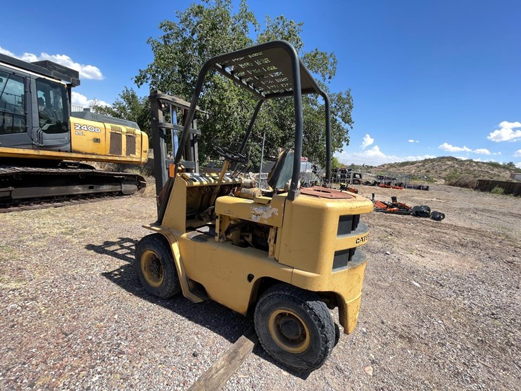 #2002-•-v30b-forklift-image-3