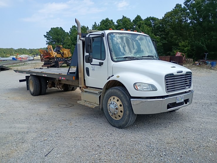 2013-freightliner-m2-106-image-13