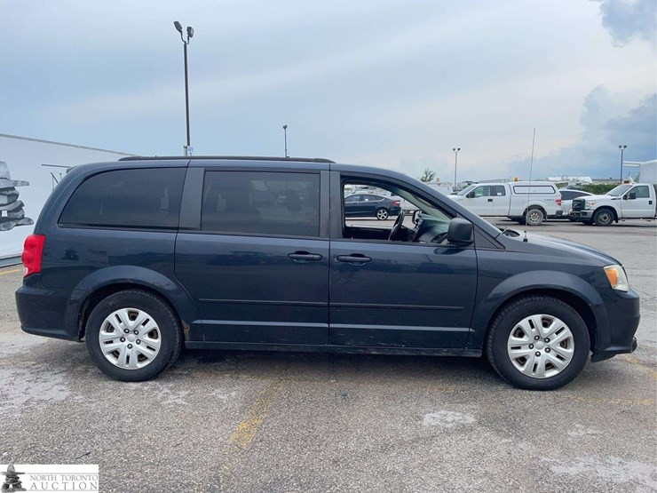 2014-dodge-grand-caravan-sxt-image-4