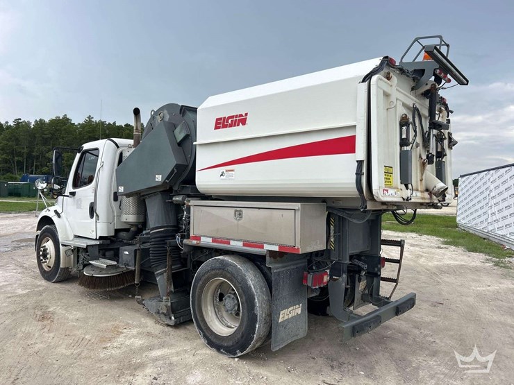 2019-freightliner-m2-106-image-4