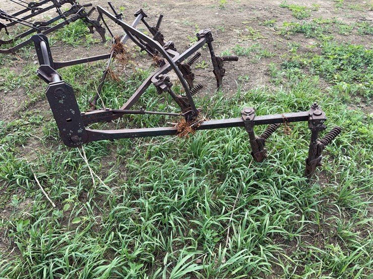 international-harvester-four-row-mounted-cultivator-image-4