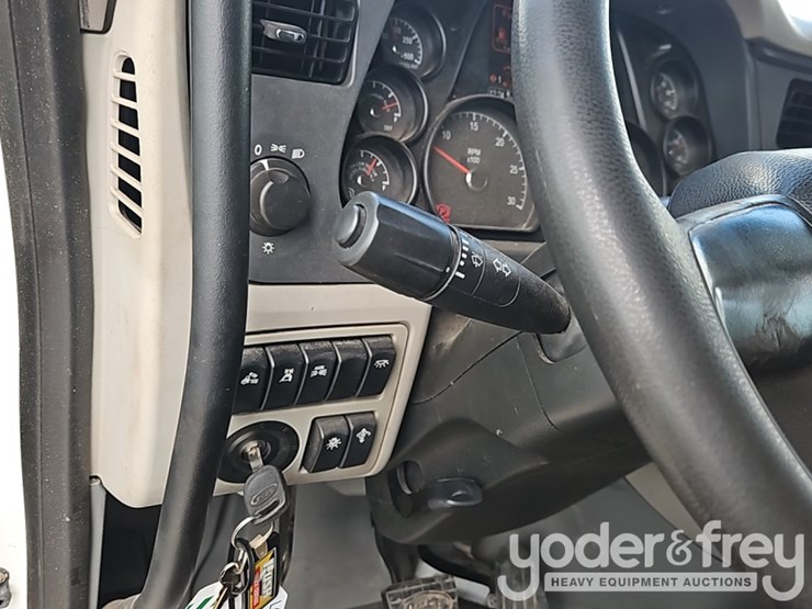 2018-peterbilt-567-image-36