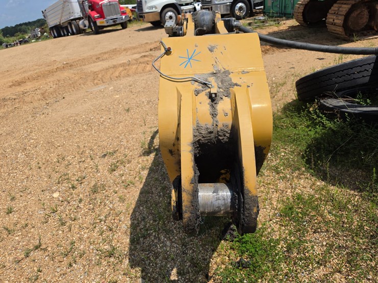 2023-caterpillar-374-image-138