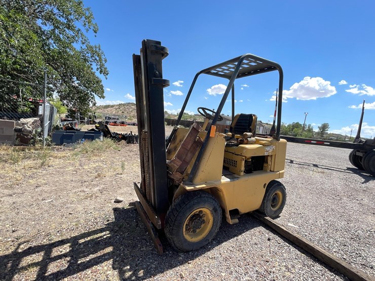 #2002-•-v30b-forklift-image-18