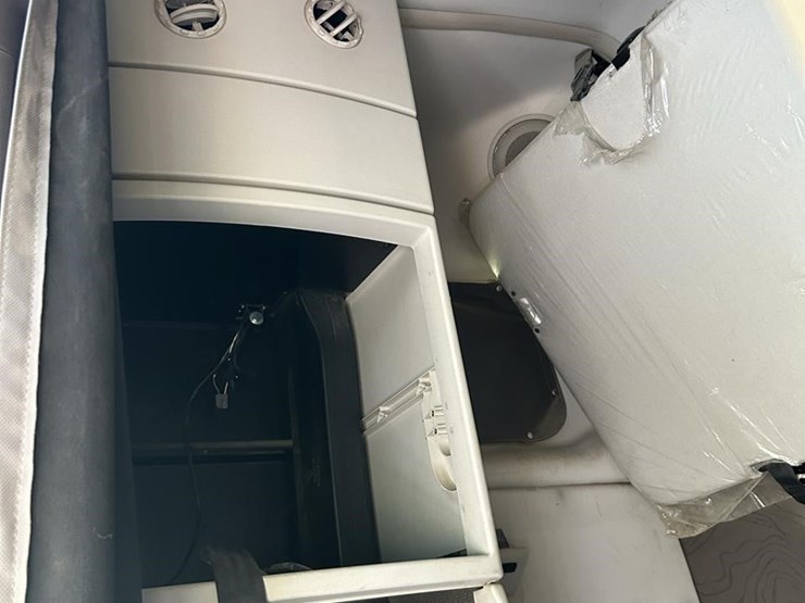 2012-volvo-vnl64t670-image-25