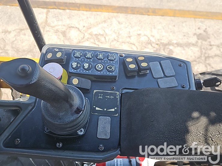 2018-caterpillar-cs54b-image-27