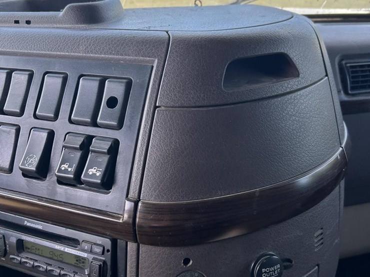 2012-volvo-vnl64t670-image-24