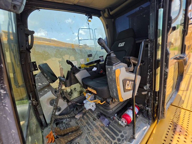 2023-caterpillar-374-image-31