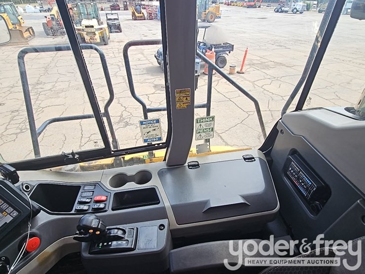 2021-caterpillar-730-image-39