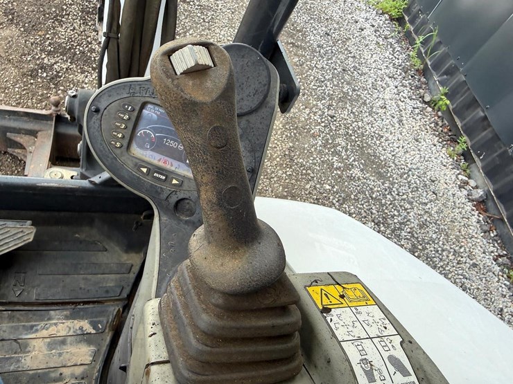 2017-bobcat-e32i-image-23