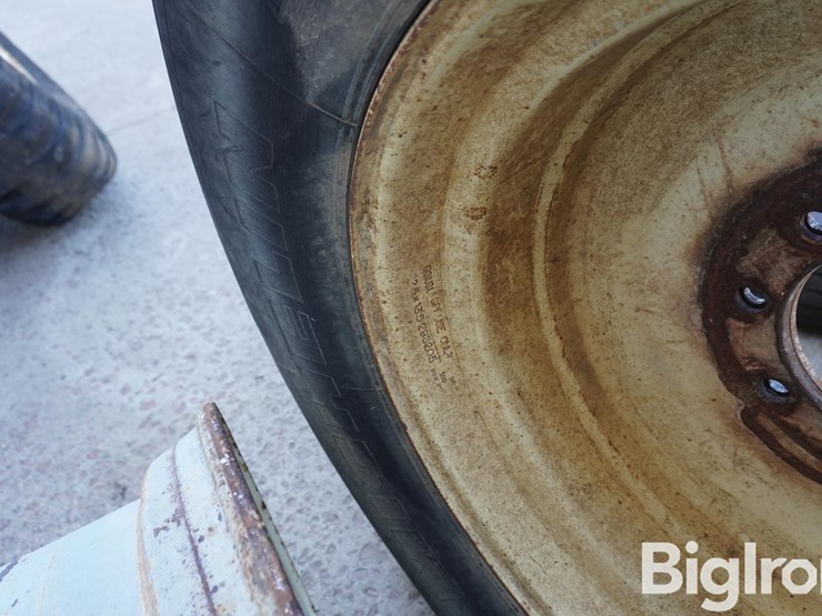 445/65r22.5-tire-and-rims-image-16