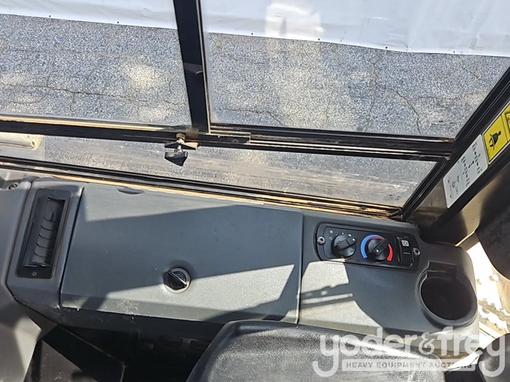 2015-caterpillar-d5k2-lgp-image-35