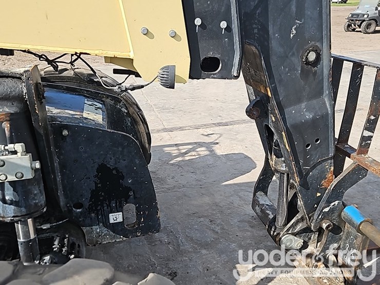 2018-jlg-742-image-11