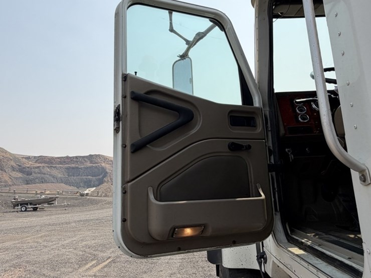 2004-international-5500i-t/a-truck-tractor-image-33