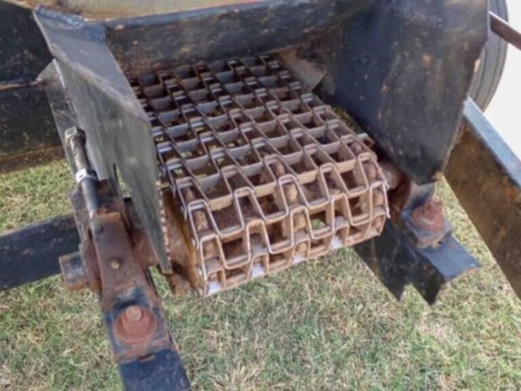adams-ground-driven-fertilzer-spreader-image-4