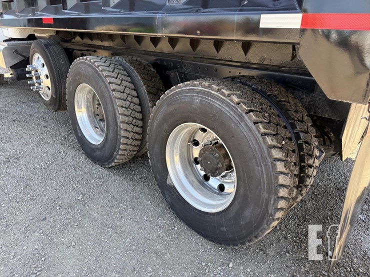 2005-peterbilt-335-image-12