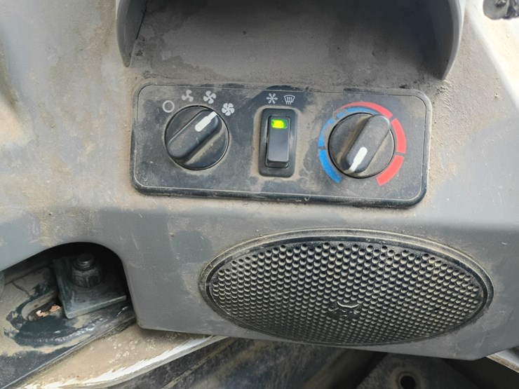 2023-bobcat-t770-image-30