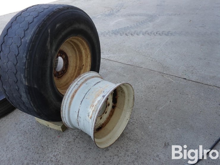 445/65r22.5-tire-and-rims-image-3