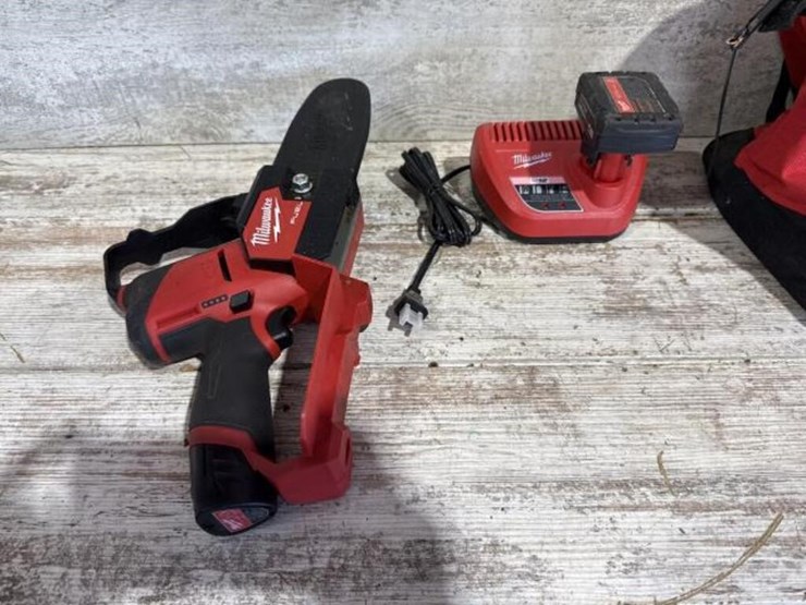 milwaukee-m12-hatchet-saw-2-batteries-and-charger-image-2