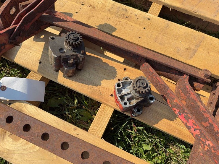 farmall-cub-drawbar-and-(2)-hydraulic-pumps-image-3