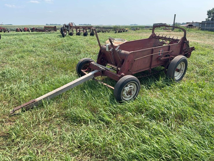 international-harvester-horse-drawn-manure-spreader-image-1