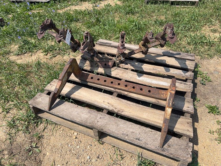 farmall-806-fast-hitch-drawbar-and-rear-cultivator-bracket-image-1
